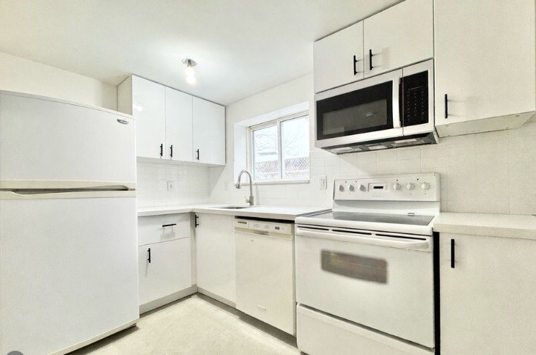 1900 Simcoe Street N Furnished Studio photo 4